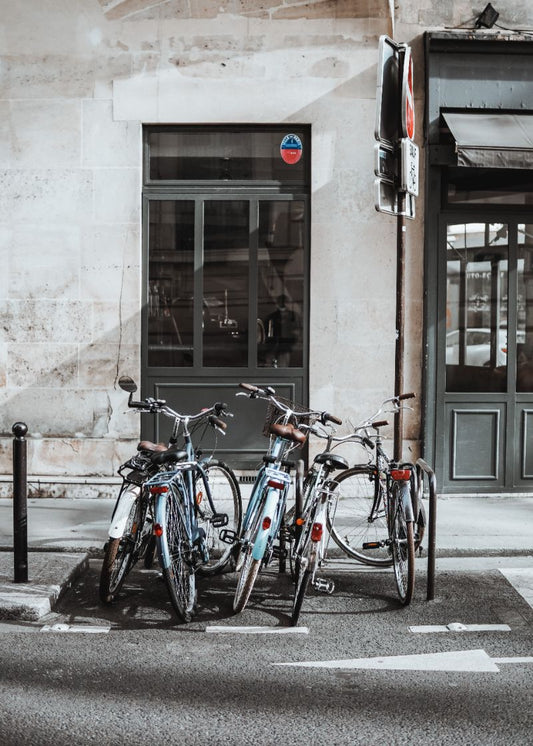 Bicicletas estacionadas na rua