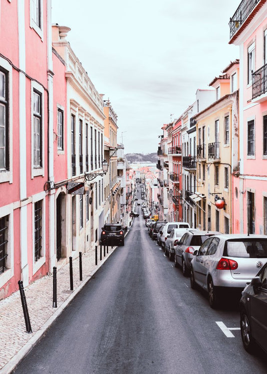 Rua estreita com fachadas coloridas